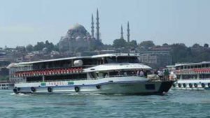 istanbul-turkey-september-2009-a-ferry-crosses-the-golden-horn-with-mosques-visible-on-the-far-shore_eyj5ib9wl__S0000