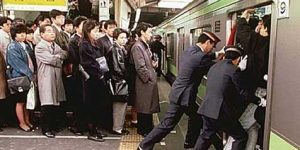 suasana subway di Tokyo kala rush hour. sumber: cdn.klimg.com