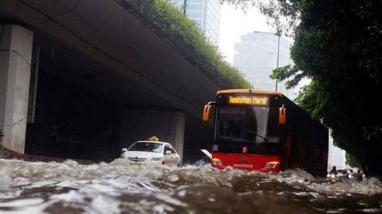 TransJakarta dan KRL Masih Terdampak Banjir Besar Kemarin
