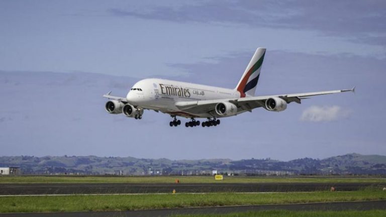Tanggapi Pelarangan Gadget di Kabin, Emirates Airlines Buat Iklan Lucu di YouTube