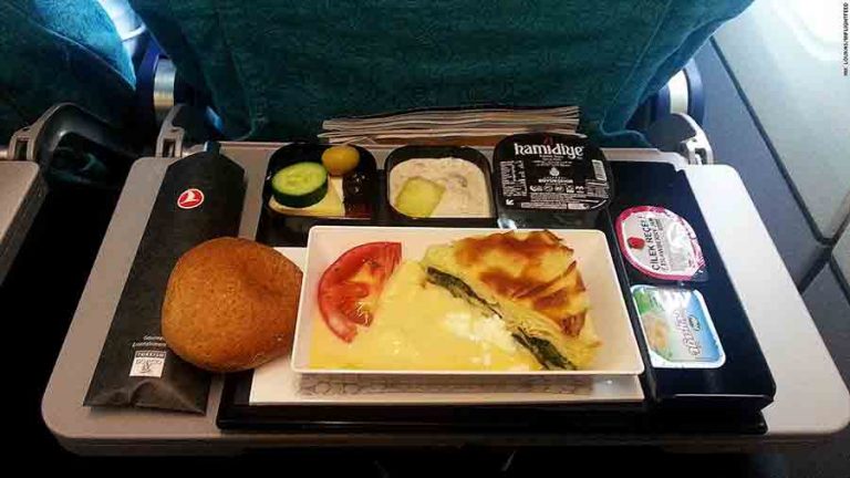 Hindari Makanan dan Minum Ini saat Menggunakan Transportasi Umum