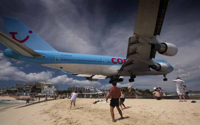10 Bandara Ini Punya Landasan Paling Ekstrim