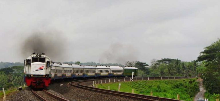 Wow! Kereta di Indonesia Ini Tempuh Jarak Lebih dari 900 KM!