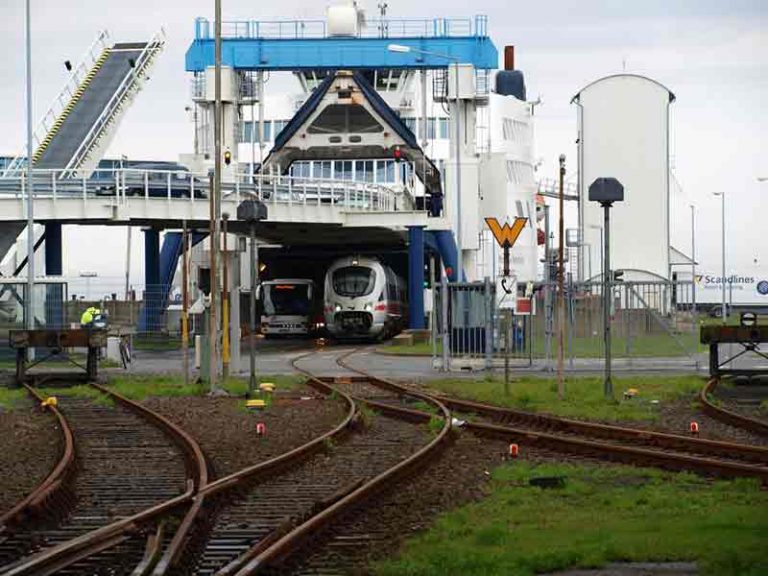 Kereta Ferry, Sensasi Naik Kereta di Tengah Laut
