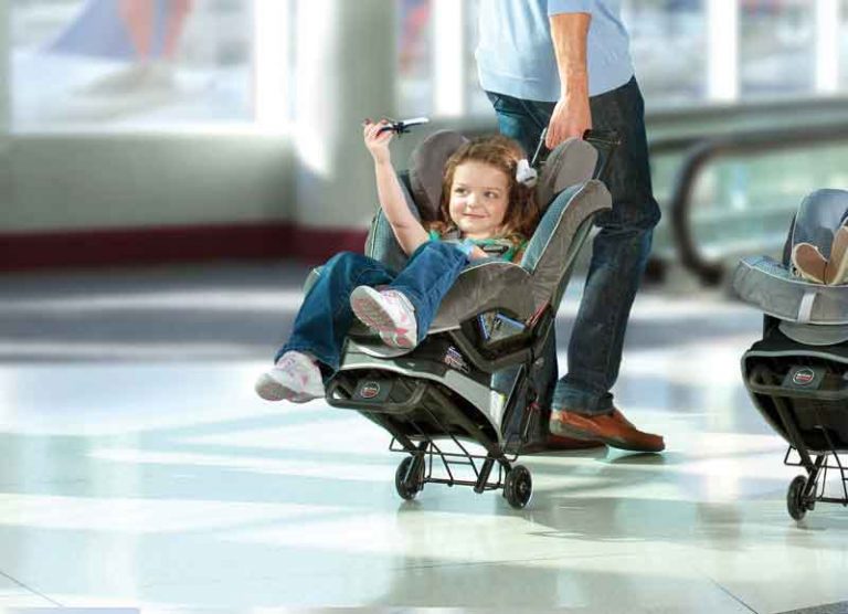 Naik Pesawat Bawa Stroller, Simak Beberapa Tipsnya!