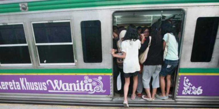 Dilarang Bersandar di Pintu Kereta? Ini Dia Penjelasannya!
