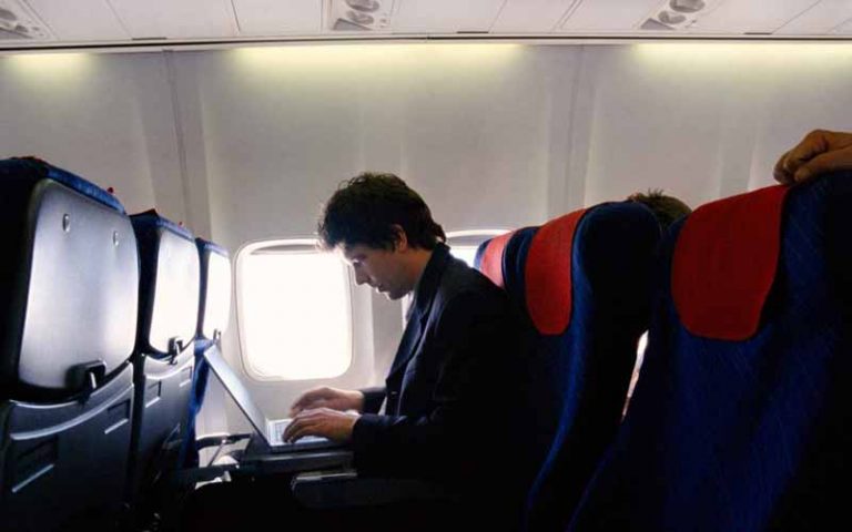 Ikuti Aturannya, Laptop Aman Digunakan Dalam Penerbangan