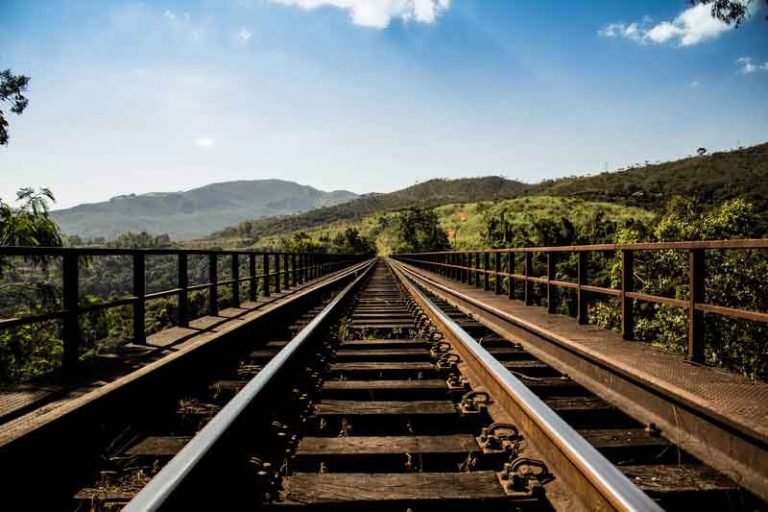 Saatnya Maksimalkan Tenaga Surya untuk Energi Terbarukan di Kereta Api
