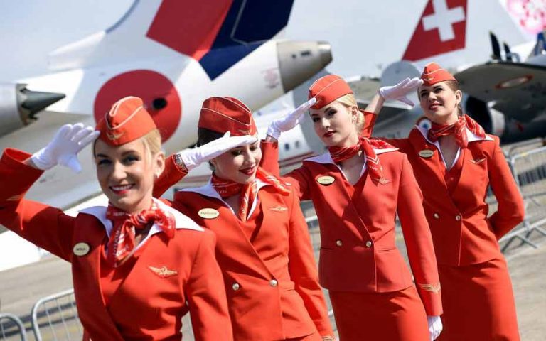 10 Seragam Pramugari Paling Ikonik di Dunia