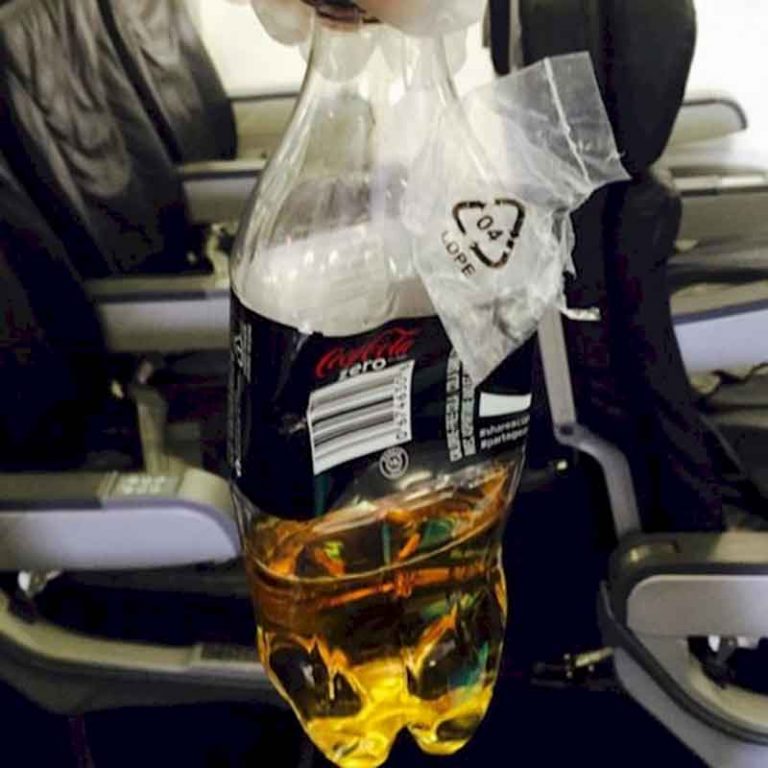Kencing di Botol, Pemuda Ini Langsung Diamankan Saat Mendarat