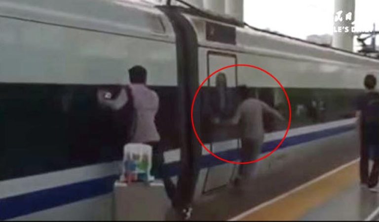 Penumpang Ini Sama-Sama Terjepit Pintu Kereta, Namun Beda “Penderitaan”
