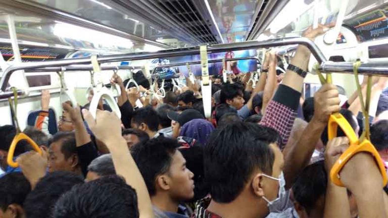 Agar Tahan Lama Berdiri di Angkutan Umum, Sebaiknya Baca Ini
