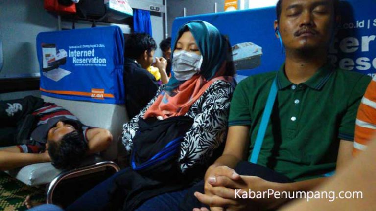 Meski Antre Panjang di Gerbong Restorasi, Sahur di Kereta Itu Unik!