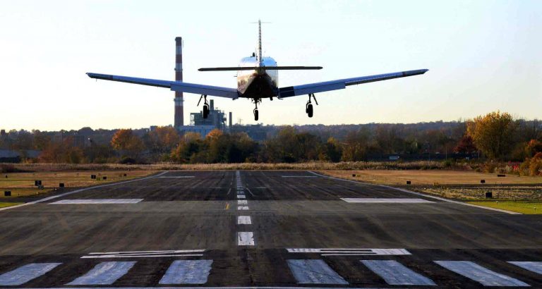 Ada Strip Putih di Ujung Runway, Inilah Fungsi dan Artinya