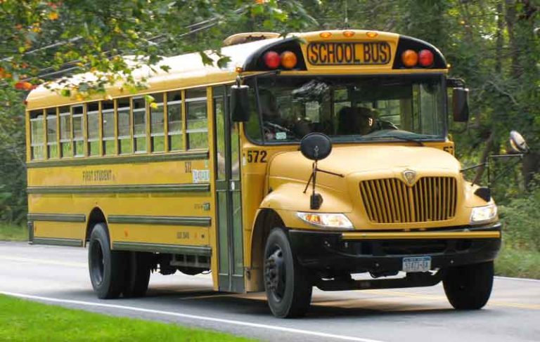 Mengharukan! Setelah 52 Tahun Mengemudi Bus Sekolah, Kakek 80 Tahun Ini Undur Diri