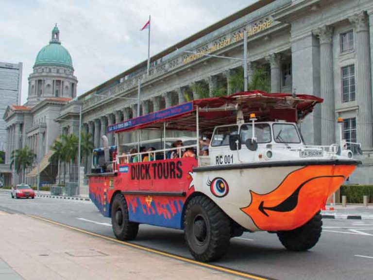 Singapore Duck Tour, Wisata Amfibi dengan Rantis eks Perang Vietnam