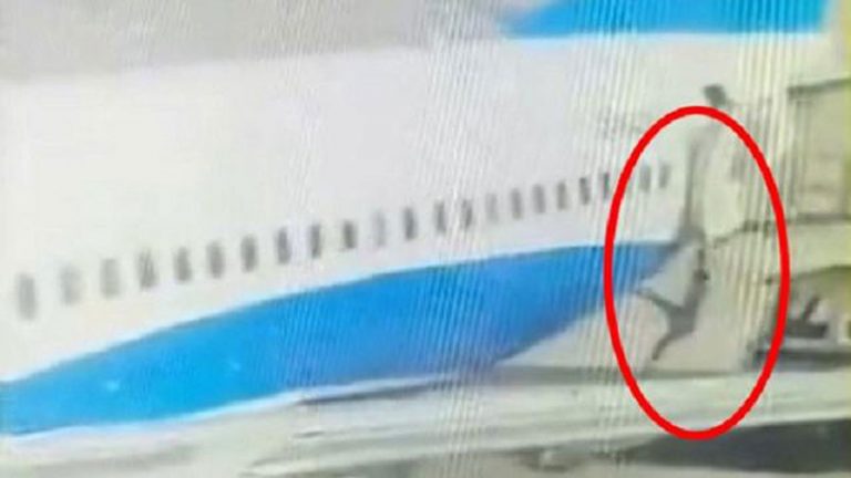 Ceroboh, Pramugari Ini Jatuh ke Tarmak dan Alami Patah Tulang