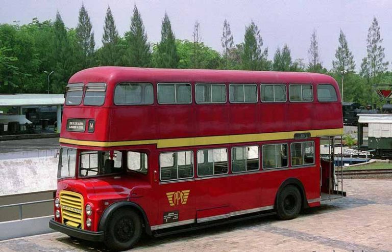 Si Jangkung Merah dari Inggris Pernah Jadi Primadona Transportasi Jakarta