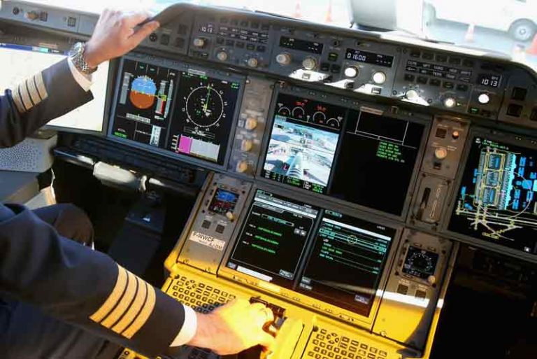 Ketika Penerbangan Jarak Jauh, Apa Saja Sih Yang Dilakukan Pilot?