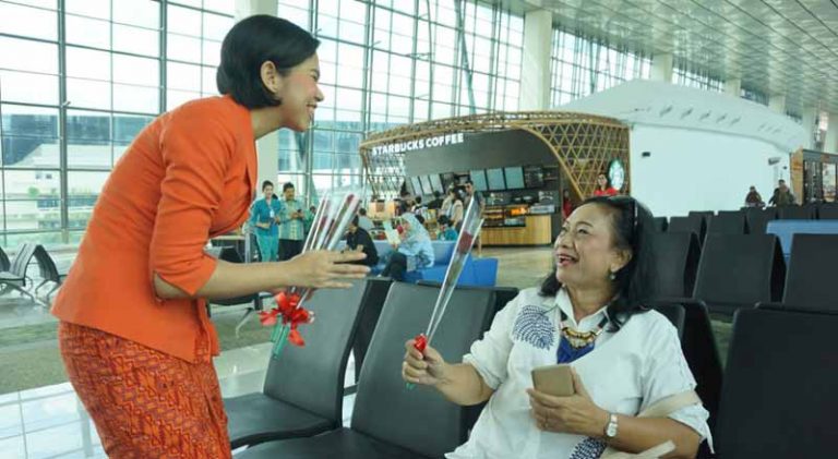 Peringati Hari Ibu, Garuda Indonesia Kejutkan Para Penumpang Wanita di Terminal 3 Bandara Soetta