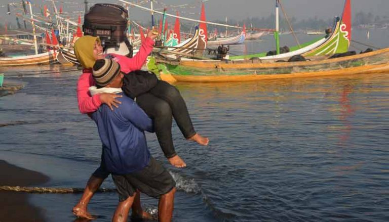 Ojek Gendong, Kerap Mendapat Cibiran Meski Kadang Dibutuhkan
