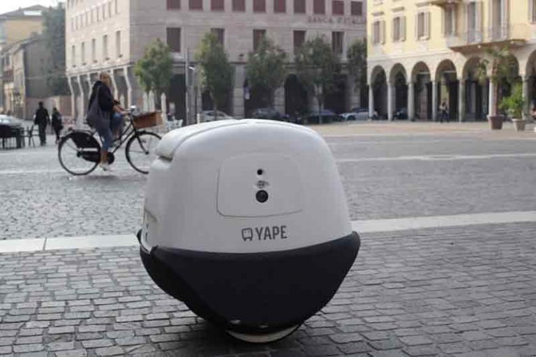 YAPE, Robot Pengirim Barang Dengan Teknologi Pemindai Wajah
