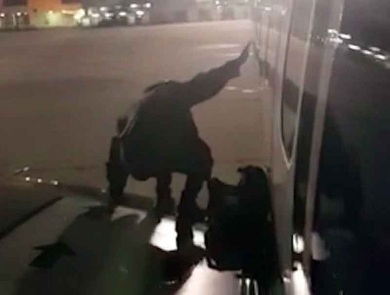 Bosan Menunggu, Pria Ini Buka Pintu Darurat dan Niat Lompat dari Sayap Pesawat