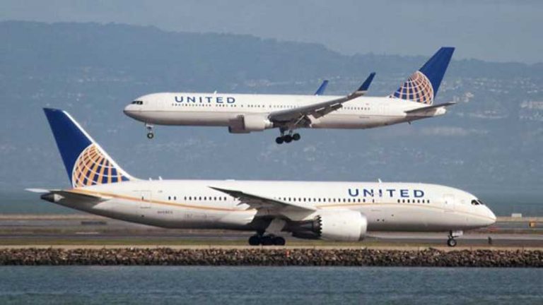 Akibat “Teror” Kotoran Manusia, Penerbangan United Airlines Terpaksa Dialihkan