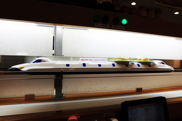 Wow, Kereta Shinkansen Ada di Restoran Indonesia!
