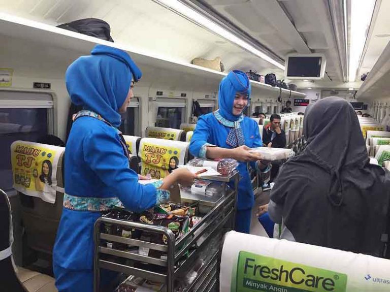 Tak Kenal Maka Tak Sayang, Yuk Kenali Sosok Train Attendant PT KAI