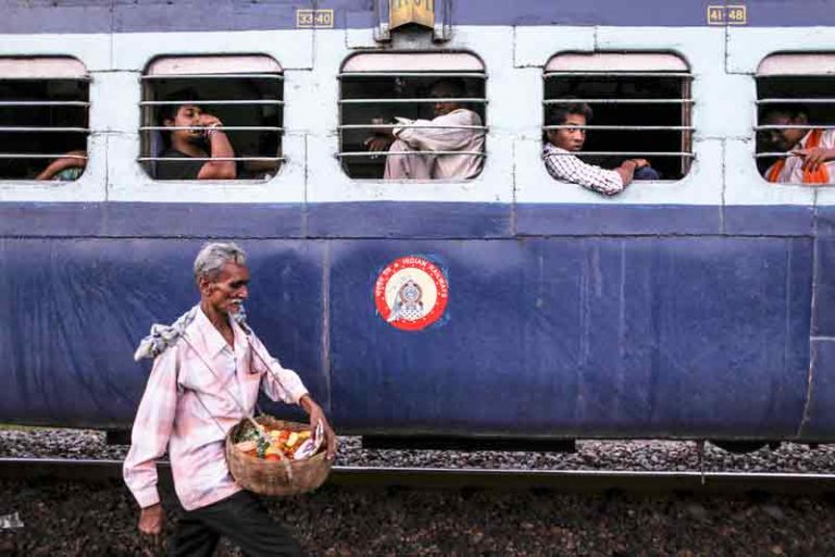 Tergerus Zaman, Tradisi Bawa Bekal dan Berbagi Makanan di Kereta India Mulai Hilang