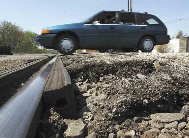 Ketika Mobil Mogok di Atas Rel Kereta, Inilah Solusi Mengatasinya