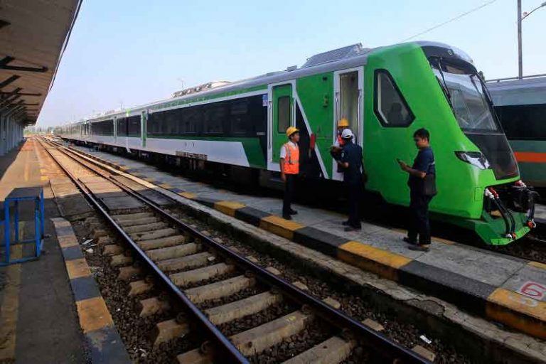 KA Solo Ekspres Mengular di Jalur Kereta Api Solo-Yogyakarta-Kutoarjo