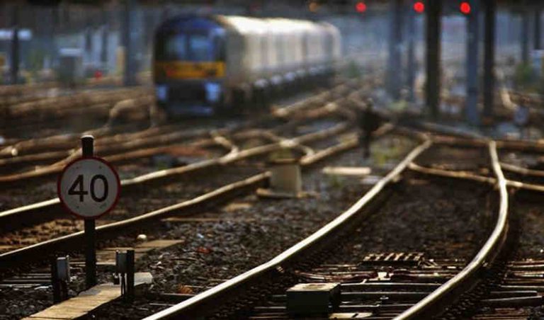 Dekatkan Telinga Ke Rel, Remaja Pakistan Tewas dengan Luka Bakar!