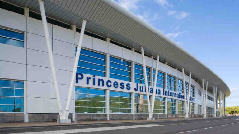 Beken dengan ‘Atraksi’ Jet Blast, Bandara Princess Juliana Ternyata Pernah Makan Korban Jiwa
