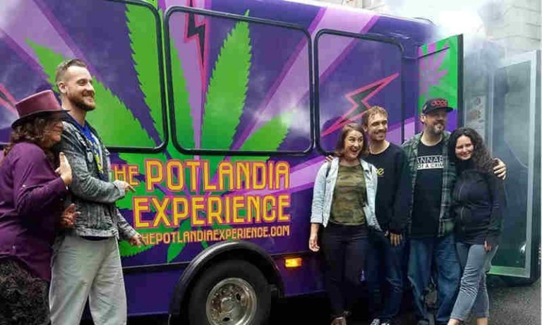 Nyeleneh! The Potland Experience Bus Siap Bawa ‘Pelesir’ Anda Bersama Lintingan Ganja di Tangan