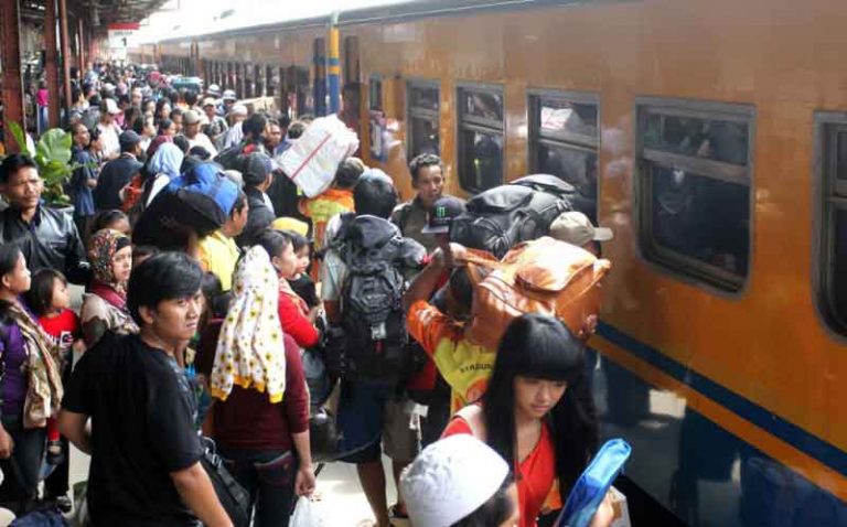 Duduk Dekat Jendela, Opsi Paling Ideal Untuk Naik Kereta Jarak Jauh