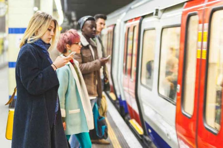 Frustasi, Warga London Setiap Hari Habiskan Waktu Rata-Rata 74 Menit di Kereta Komuter