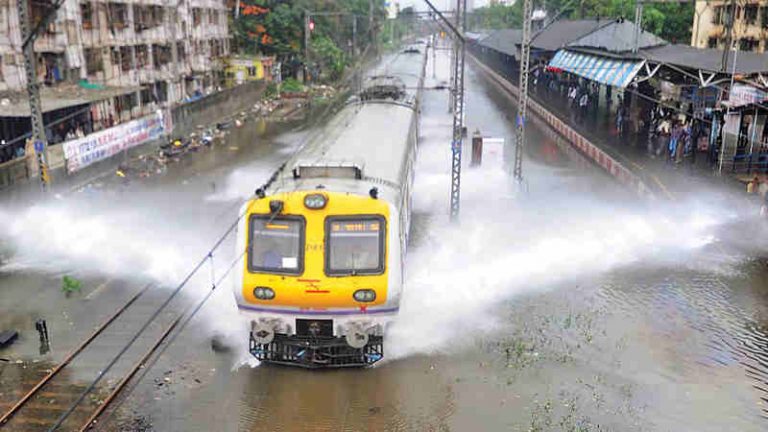 India Ciptakan Lokomotif yang Bisa Tembus Banjir