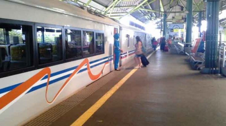 Penumpang Kereta Jakarta-Bandung Kian Padat, KAI Tambah Jadwal Perjalanan