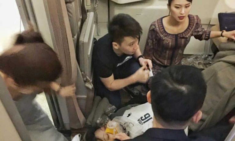 Bagaimana Pramugari Beri Pertolongan Pertama ke Penumpang di Pesawat?