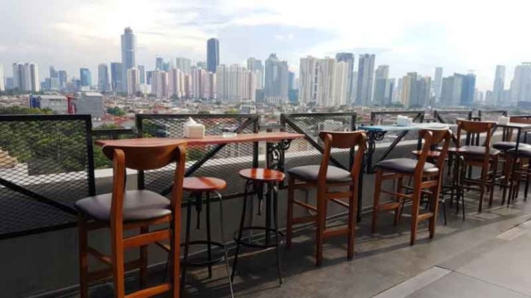 Peron Skycafe, Nikmati Senja Seperti Menunggu Kereta