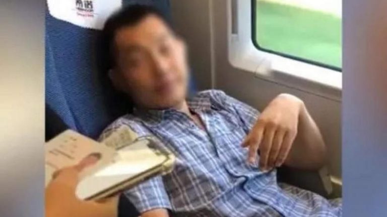 Duduk di Bangku Orang Lain, Penumpang Kereta Cepat ini Kena Cekal
