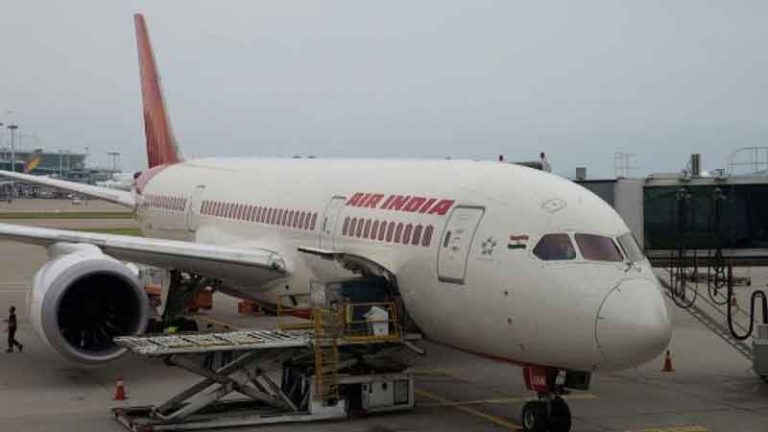 Pramugari Air India Jatuh dari Pesawat, “Untung” Hanya Patah Tulang