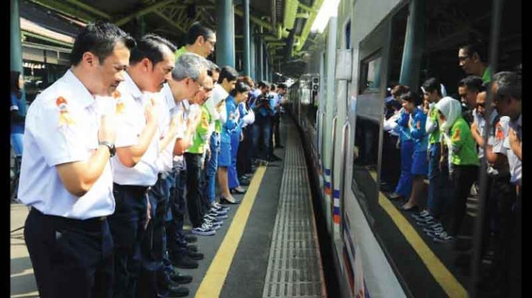 Inilah Penjelasan PT KAI Terkait Petugas Menunduk Saat Kereta Berangkat