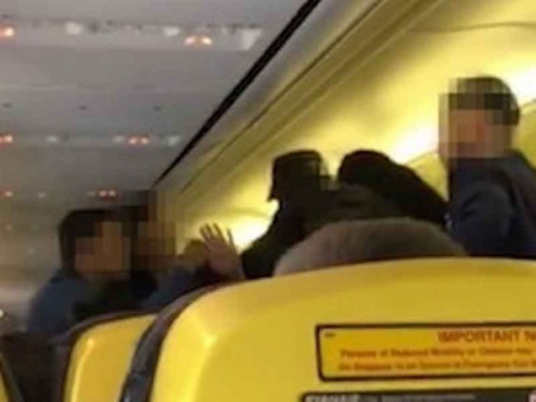 Gara-gara Penumpang Bertengkar, Ryanair Terpaksa Return to Base Ke London