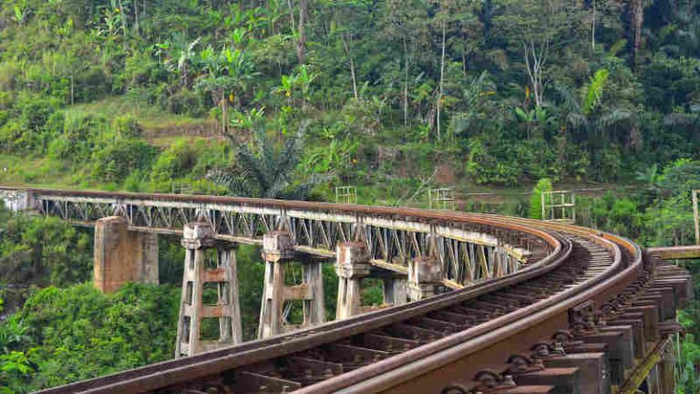 Ngeri! Inilah Satu-satunya Jembatan Lengkung Kereta Api yang Ekstrim di Jalur Selatan Pulau Jawa