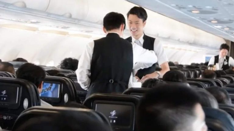 Dinilai Cocok Untuk Hadapi Penumpang ‘Rese’, Beberapa Maskapai Jepang ini Pekerjakan Pramugara