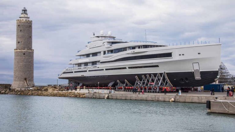 FB277 – Superyacht Serba Komplit yang Siap Disewakan Per Juni 2019