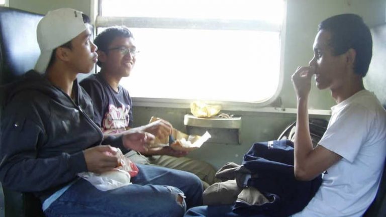 Daripada Jajan di Kereta, Lebih Baik Bawa Daftar Bekal ini Sebelum Berangkat